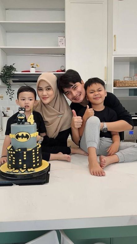 Paras Gantengnya Bikin Salfok, Ini Potret Ulang Tahun Zayn Anak Sambung Alvin Faiz