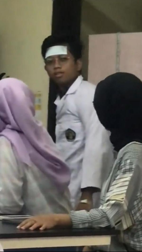 Viral Mahasiswa Tetap Berangkat Kuliah Walaupun Sakit DBD, Pakai Plester Demam ke Kampus