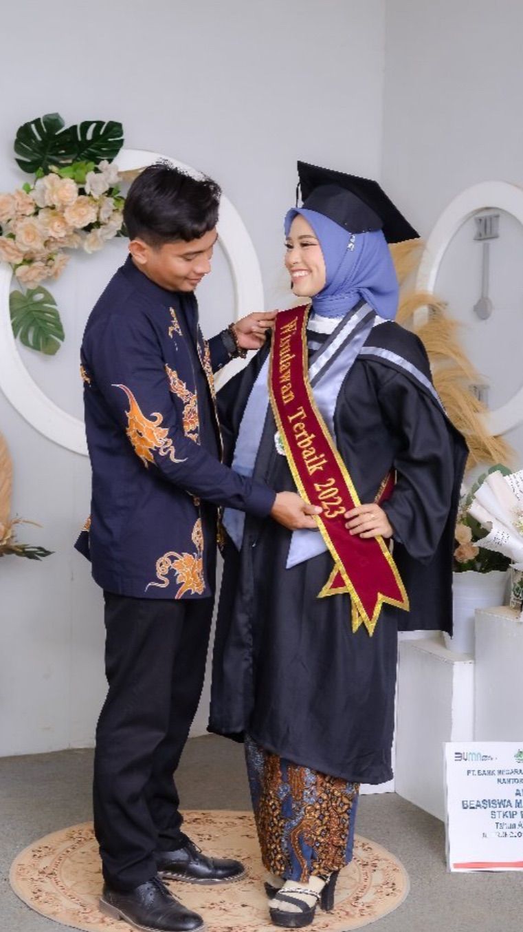 Wisudawan Terbaik Ini Menikah dengan Dosennya Tiga Hari Setelah Wisuda, Kisahnya Viral Jadi Sorotan