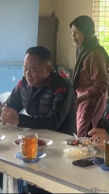 Jenderal Polisi Petinggi Pasukan Elite Makan di Warteg, Sikapnya Tak Terduga saat Ketemu Ibu Pemilik Warung