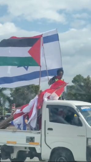 Viral Aksi Damai Warga Papua Kibarkan Bendera Palestina dan Israel, Netizen 'Kok Israel Ukurannya Lebih Gede'