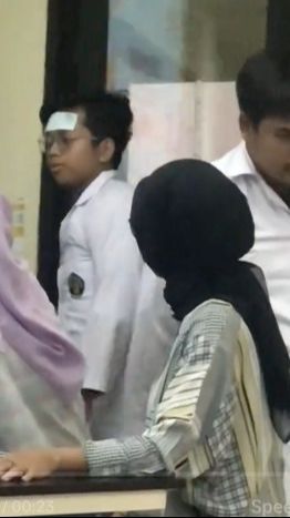 Totalitas tanpa Batas, Mahasiswa ini Tetap Masuk Kampus Meski sedang Sakit Demam Berdarah, Wajahnya jadi Sorotan