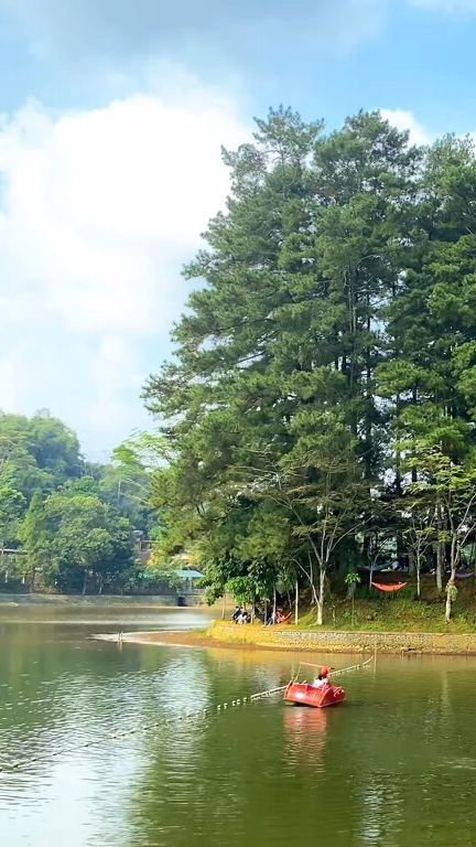 Mengunjungi Situ Wanayasa Purwakarta yang Asri, di Tengahnya Ternyata Ada Makam Kiai Terkemuka