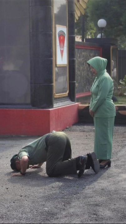 'Bapak Kostrad Sejati' Sujud Syukur Depan Gerbang Satuan Bikin Sang Komandan Terharu