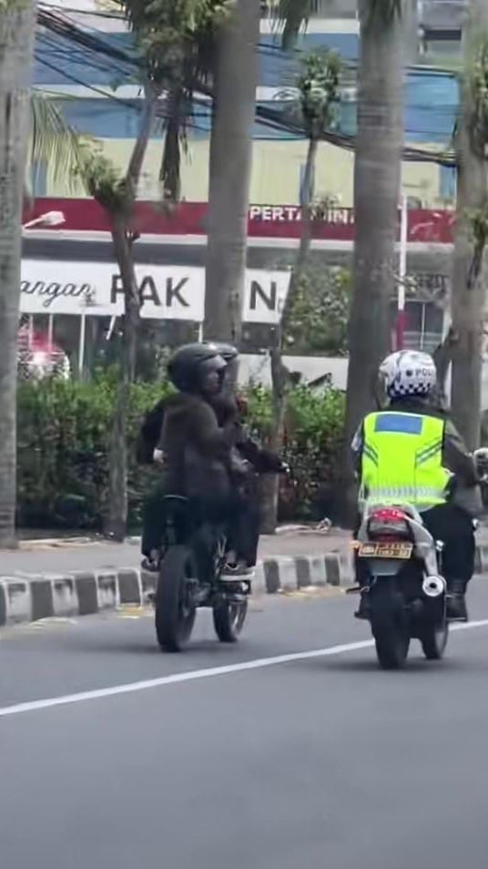 Momen Polisi 'Ngebut' Hendak Tilang Pemotor Melanggar Lalu Lintas, Endingnya Tak Terduga