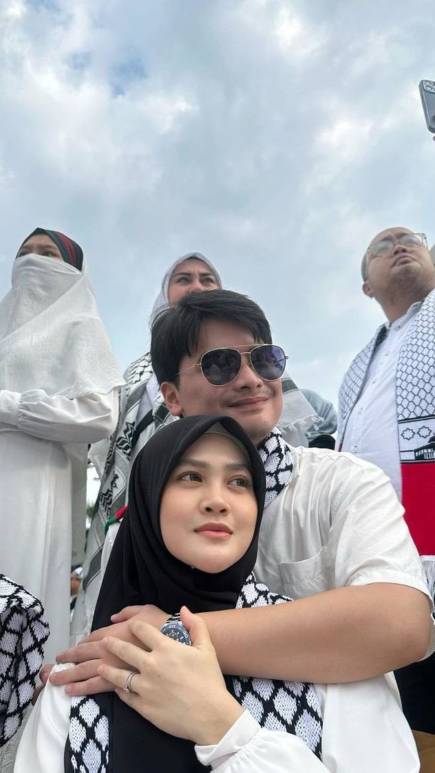 Berpartisipasi dalam Aksi Solidaritas untuk Palestina di Monas, Alvin Faiz Membagikan Foto-Foto Mesranya bersama Henny Rahman