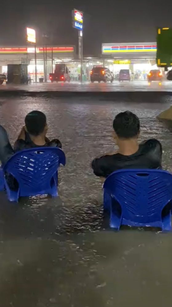 Niat Ikut Tren Sedih Sambil Melamun, Dua Pria Ini Nyaris Tersambar Petir