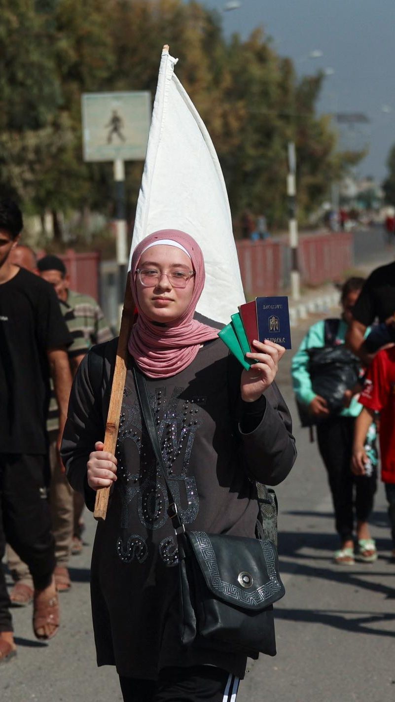 FOTO: Hindari Serangan Darat Israel, Warga Palestina Beramai-ramai Jalan Kaki Puluhan Kilometer Tinggalkan Gaza