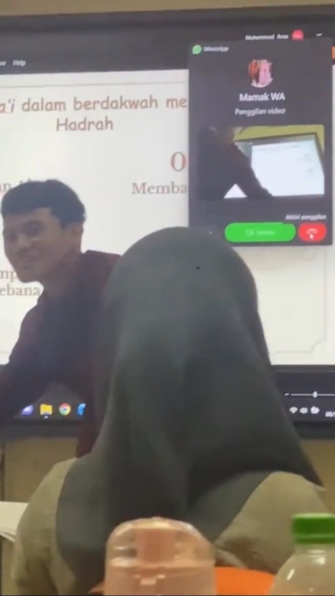 Terima Video Call dari Ibu saat Tengah Presentasi, Reaksi Mahasiswa Ini Tuai Pujian Warganet