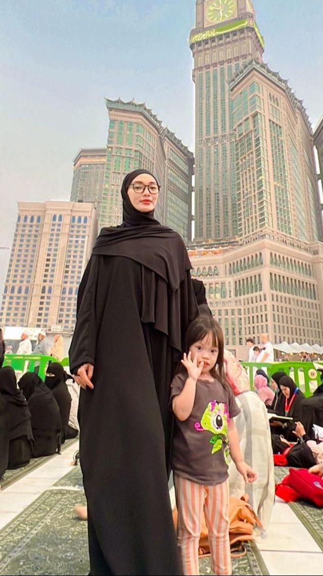 Disebut Mirip Imel Putri Cahyati, Berikut Potret Zaskia Gotik Kerap Tampil Berhijab Sepulang Umroh