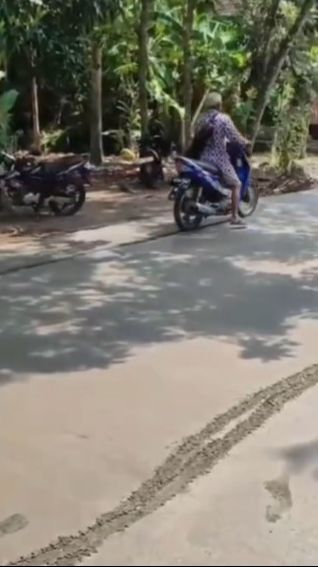 Viral Kakek-Kakek Naik Motor Lewati Jalan Cor yang Masih Basah, Bikin Heran Warganet