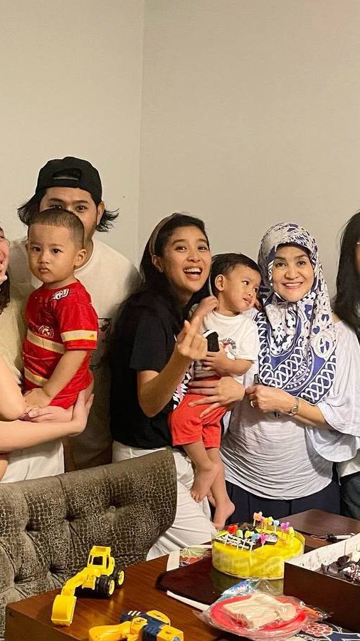 Aktris Senior Era 80an, 8 Foto Ultah Ibunda Olivia Zalianty Yang Bahagia Bersama Anak & Cucu