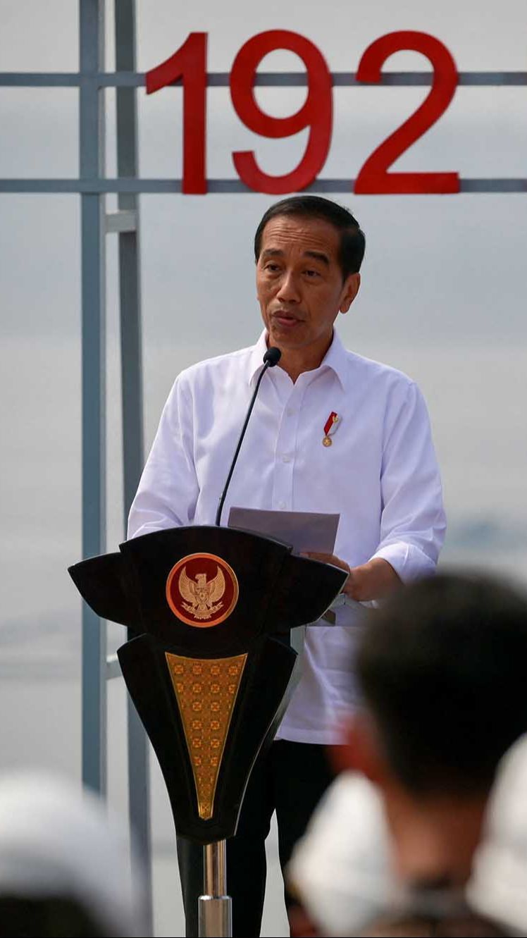 FOTO: Momen Jokowi Resmikan PLTS Apung Terbesar se-Asia Tenggara di Waduk Cirata Purwakarta