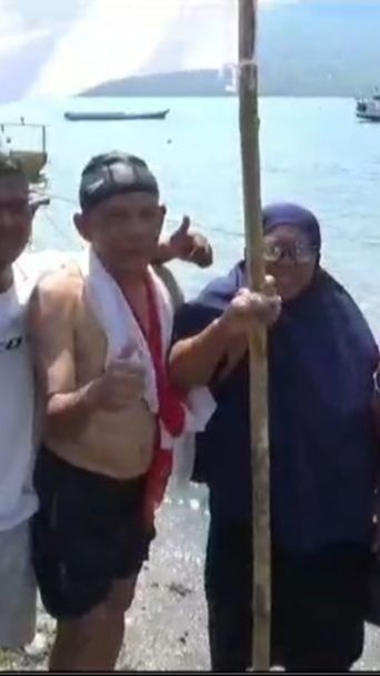 Aksi Heroik Lansia Asal Flores Kenang Perjuangan Pahlawan, Berenang Arungi Selat Larantuka