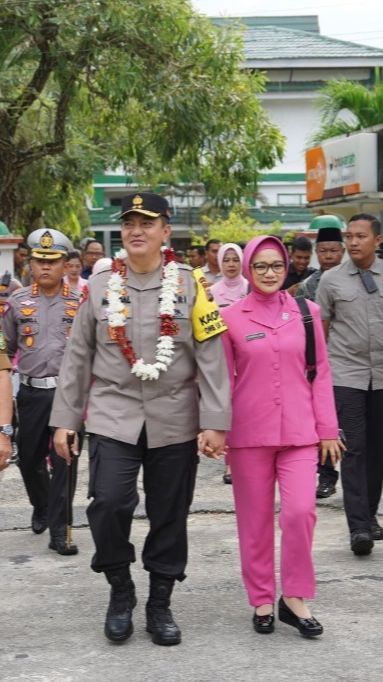 Bikin Iri, Potret Romantisme Jenderal Polisi Selalu Genggam Tangan Istri saat Bertugas