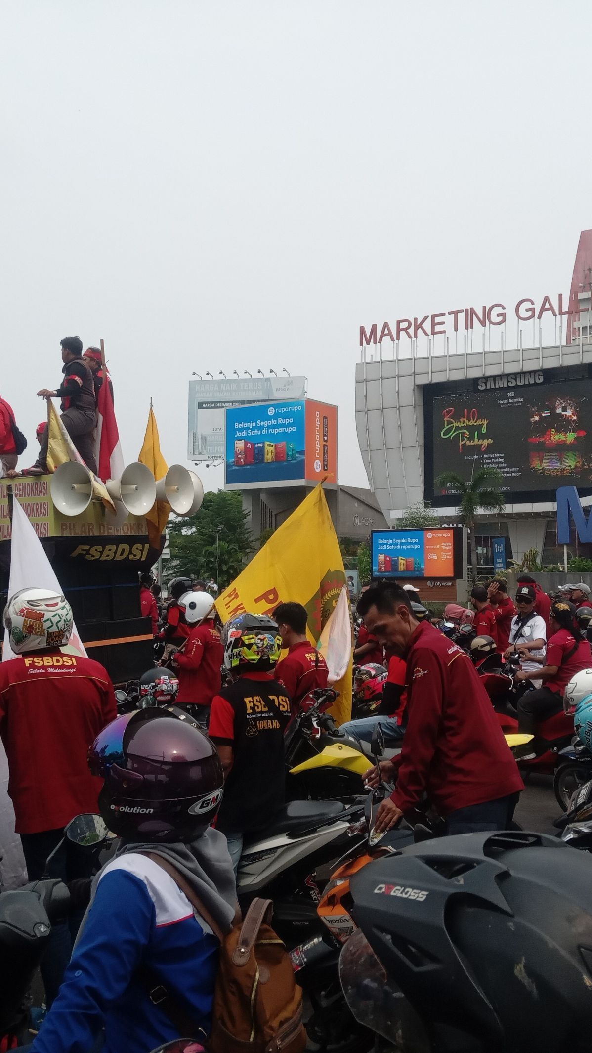 PJ Gubernur Jabar Ketok UMK Jabar Naik 0,3%, Buruh Tak Puas Tutup Jalan Simpang Tol Pasteur