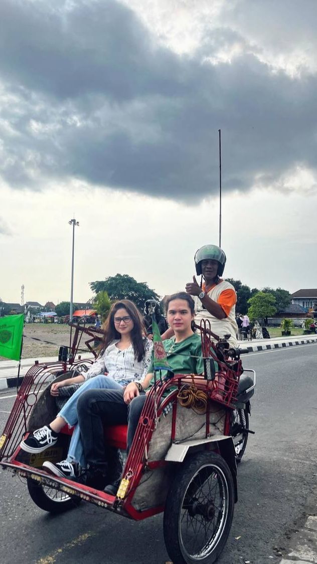 Kencan Romantis, 8 Foto Tissa Biani & Dul Jaelani Saat Naik Becak Motor Ketika Keliling Jogja