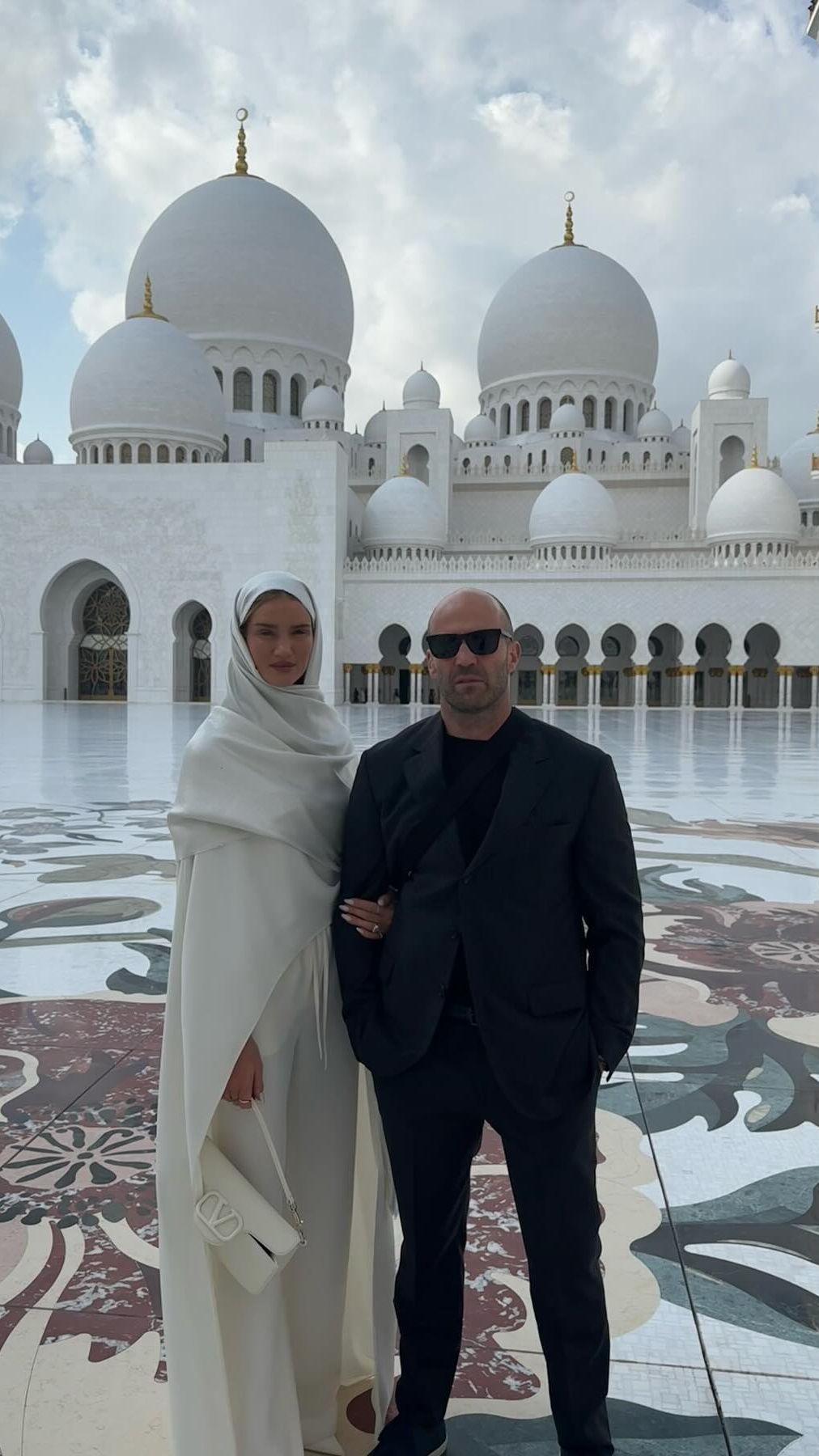 Aktor Hollywood Jason Statham Pose di Masjid Sheikh Zayed Abu Dhabi, Langsung Ramai Disorot