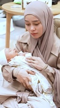 Lupa Cara Gendong Bayi, Berikut 10 Potret Lesti dan Rizky Billar Jenguk Baby Azura Anak Aurel Hermansyah dan Atta Halilintar