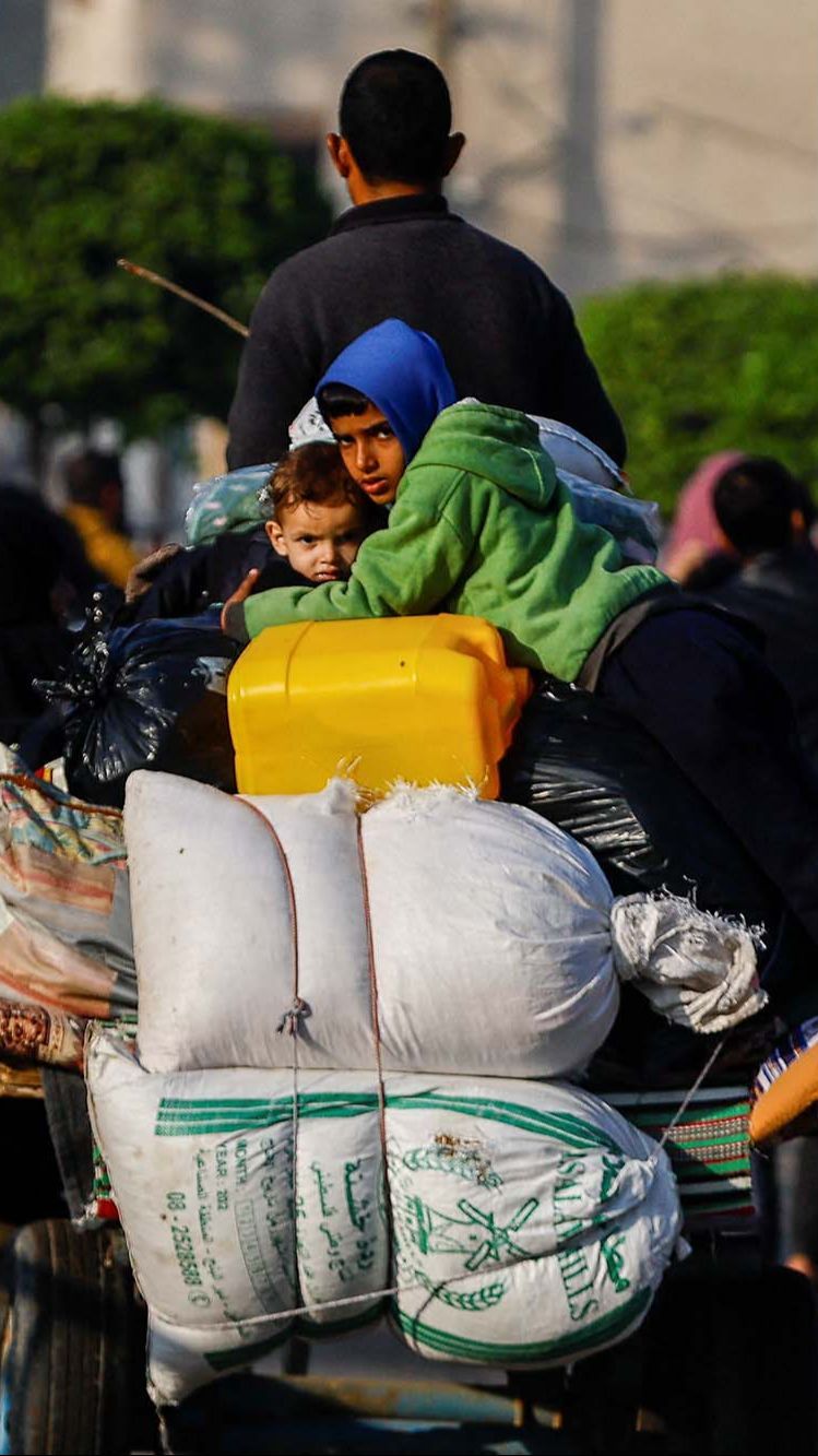 FOTO: Serangan Udara Israel Kembali Hujani Gaza, Warga Palestina Berbondong-bondong Mengungsi