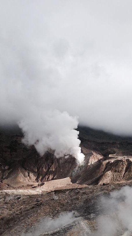 Mitos Gunung Papandayan Garut, Misteri Kaki Besar dan Kisah Tragis Kawah Pengantin