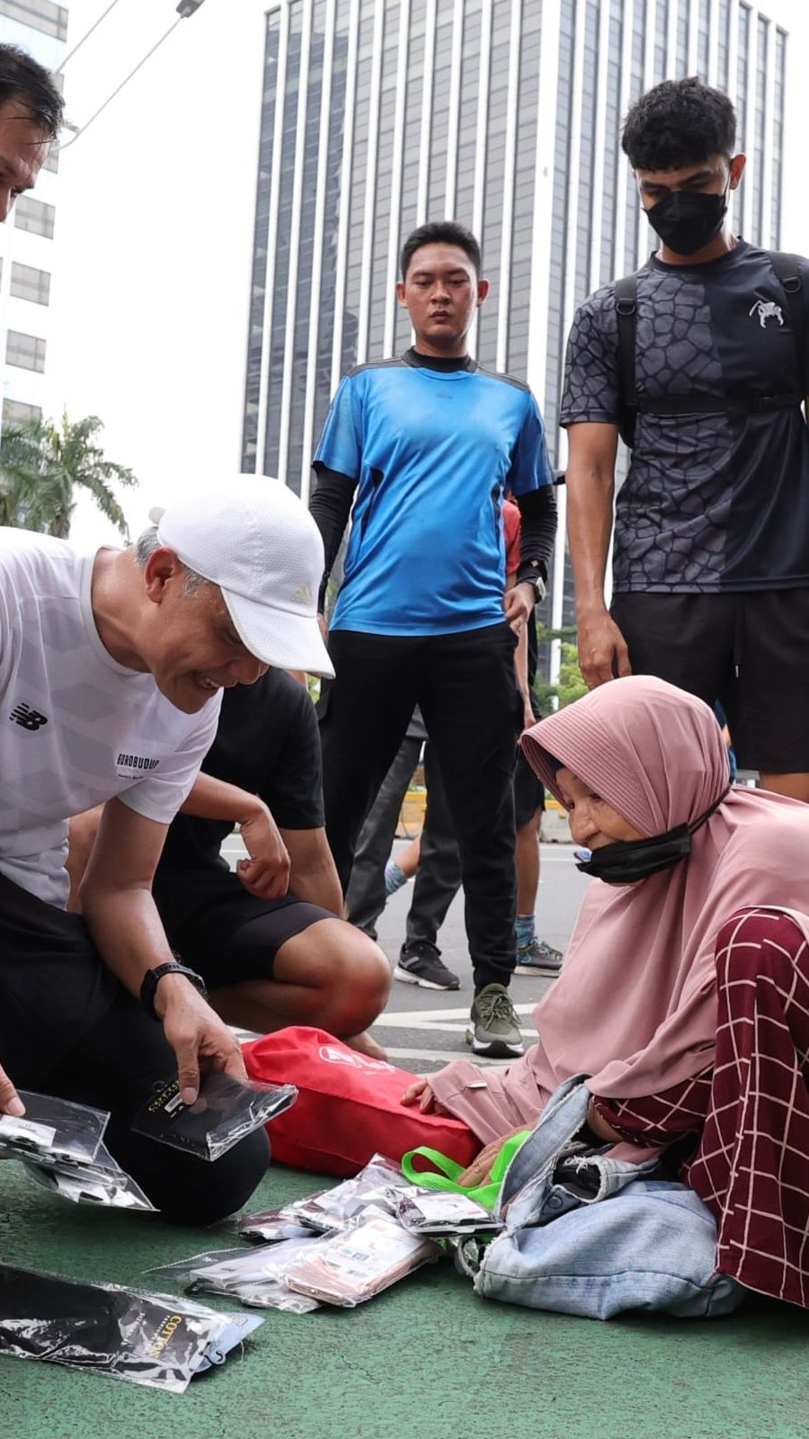 Momen Ganjar Pranowo Borong Dagangan Siti di CFD