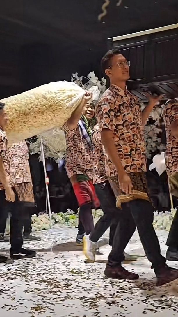 Viral Aksi 50 Tamu Undangan Pakai Baju Kembar Wajah Pengantin Pria, Bawa Kado Heboh dari Kasur sampai 1 Karung Kerupuk