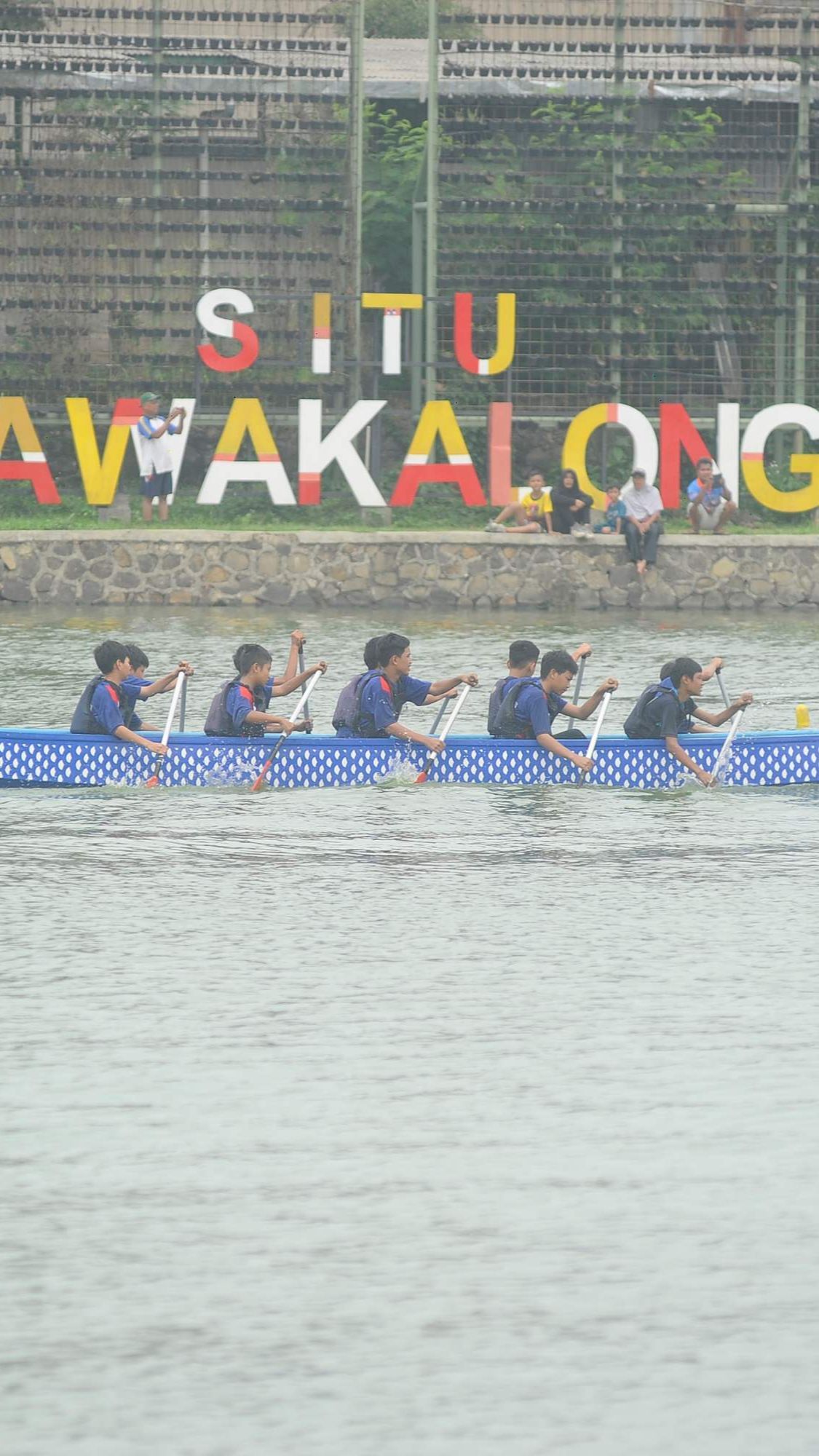 FOTO: Melihat Keseruan Festival Perahu Naga di Situ Rawa Kalong