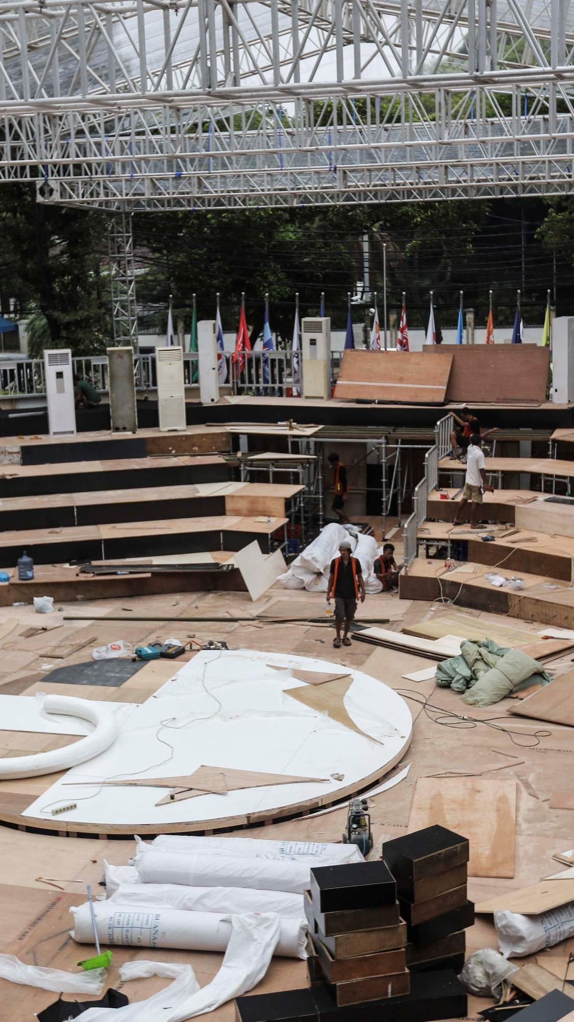 FOTO: Menengok Persiapan Panggung Debat Capres dan Cawpres 2024 di Teras Gedung KPU RI