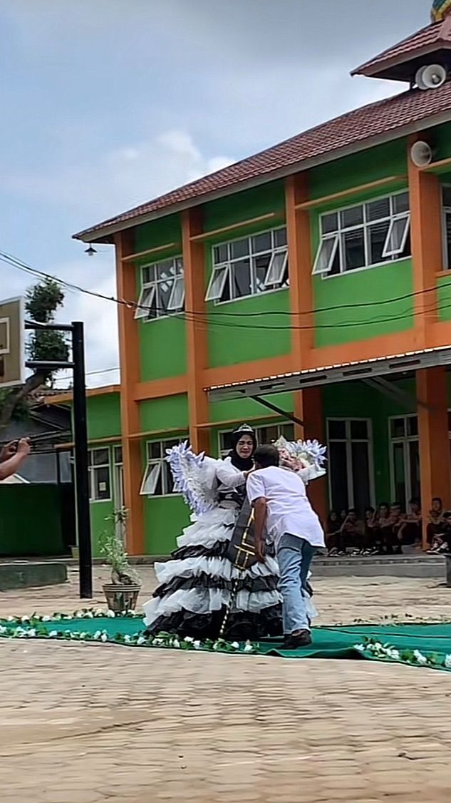 Viral Momen Ayah Beri Kejutan untuk Anaknya saat Lomba Fashion Show, Sukses Bikin Haru