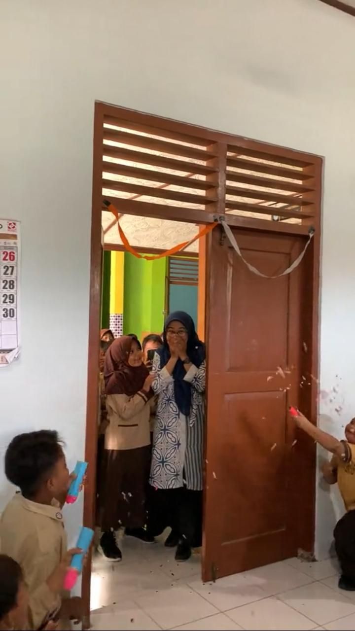 Bikin Haru, Momen Guru SD Dapat Kejutan Ultah dari Murid Kelas 2 Ini Viral