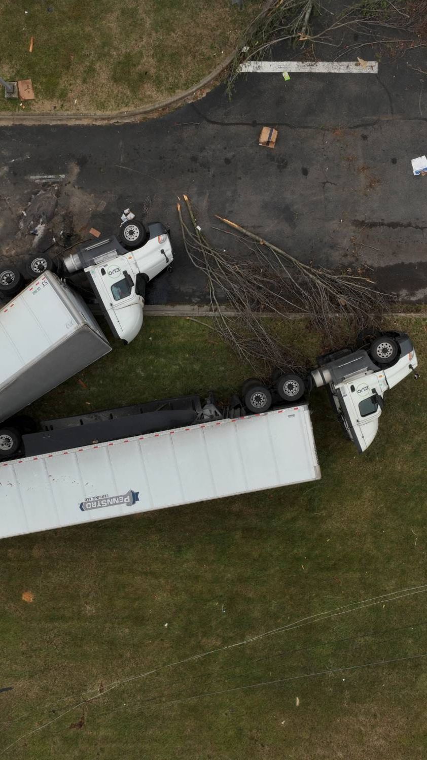 FOTO: Potret Kehancuran Amerika Serikat Usai Hantaman Tornado Dahsyat, Puluhan Ribu Penduduk Hidup Tanpa Listrik