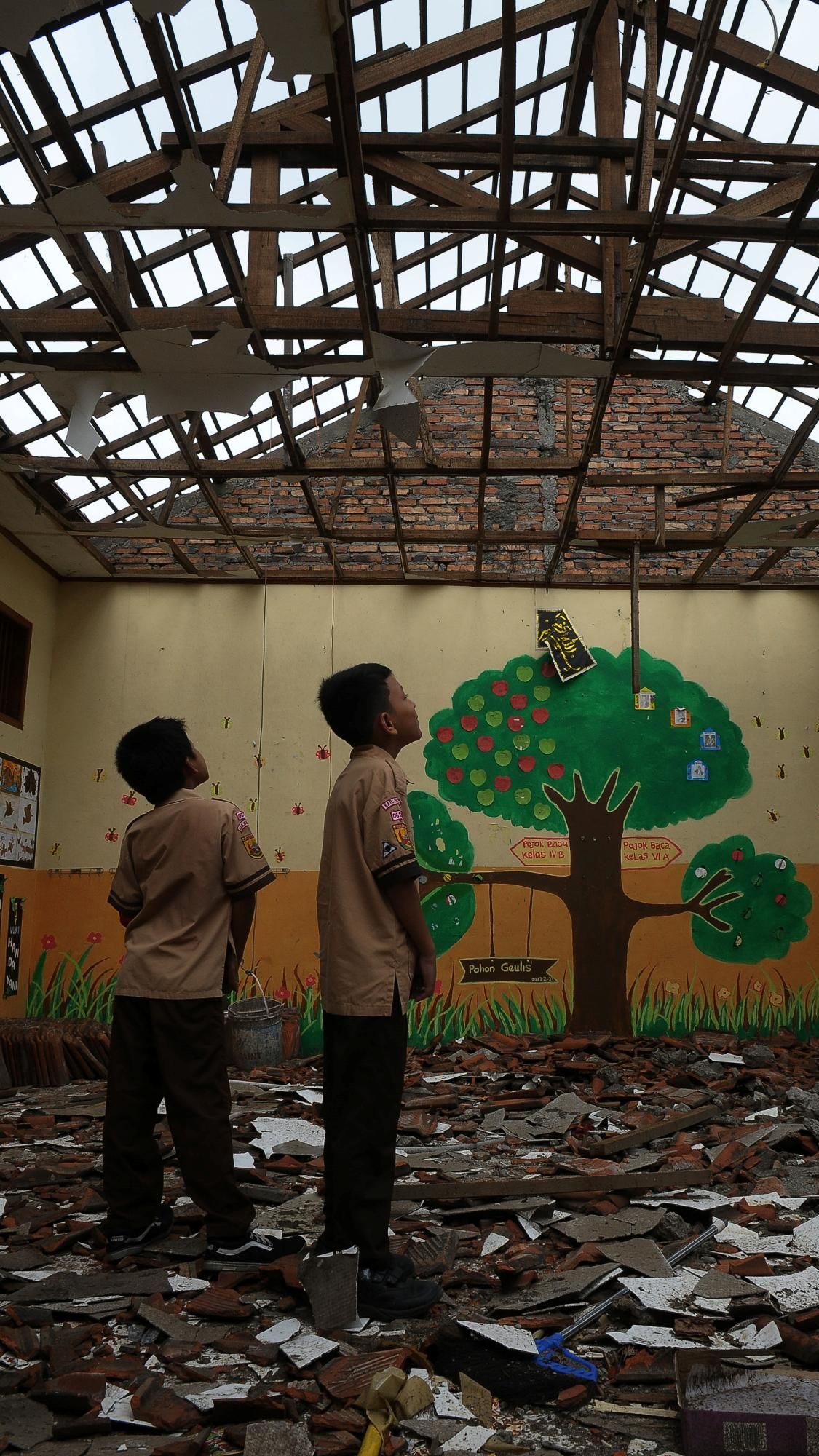 FOTO: Kondisi SDN Setiamekar 03 Tambun Selatan yang Ambruk Usai Guyuran Hujan Deras dan Angin Kencang