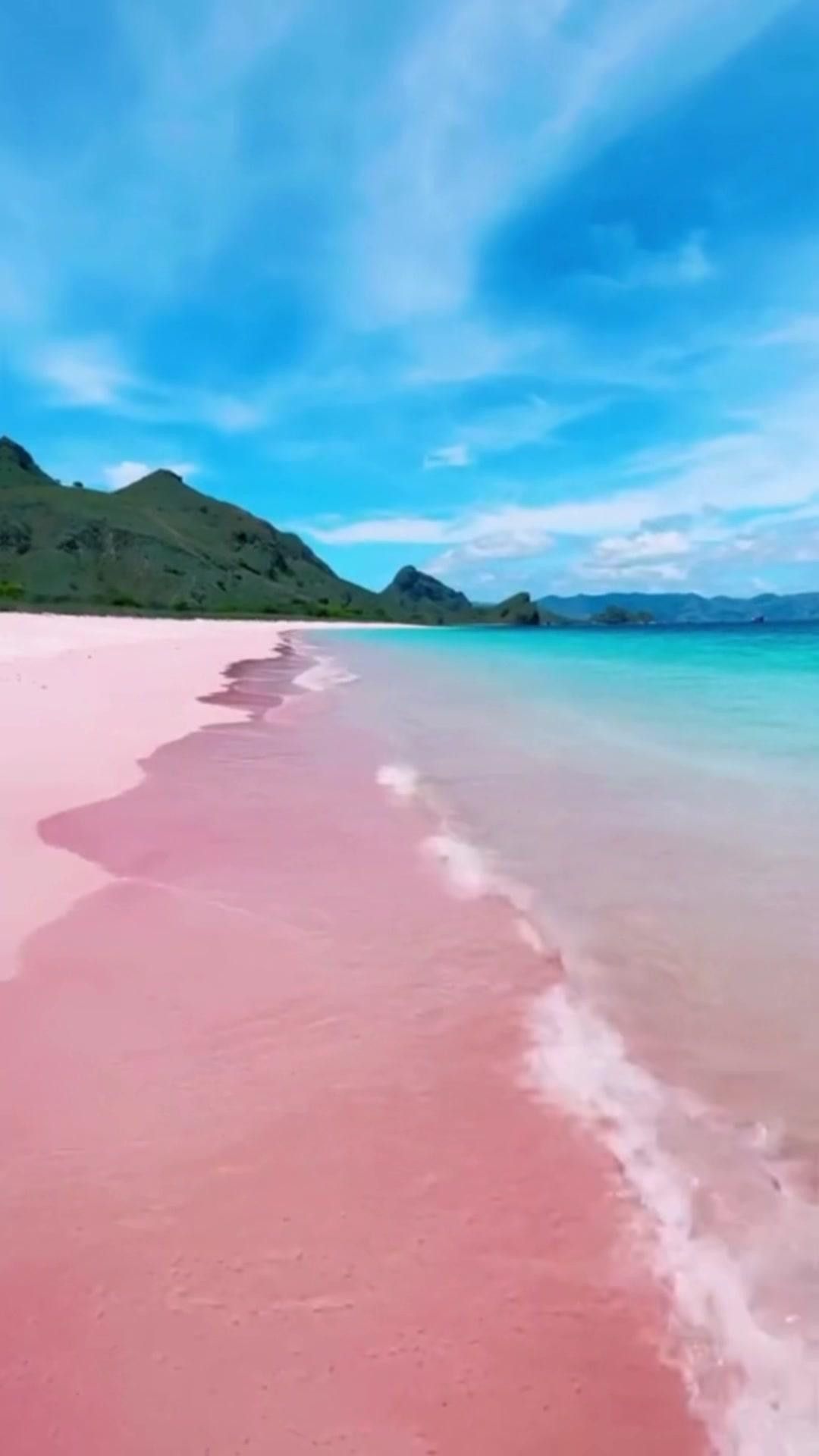 Eksotisnya Pink Beach di Indonesia