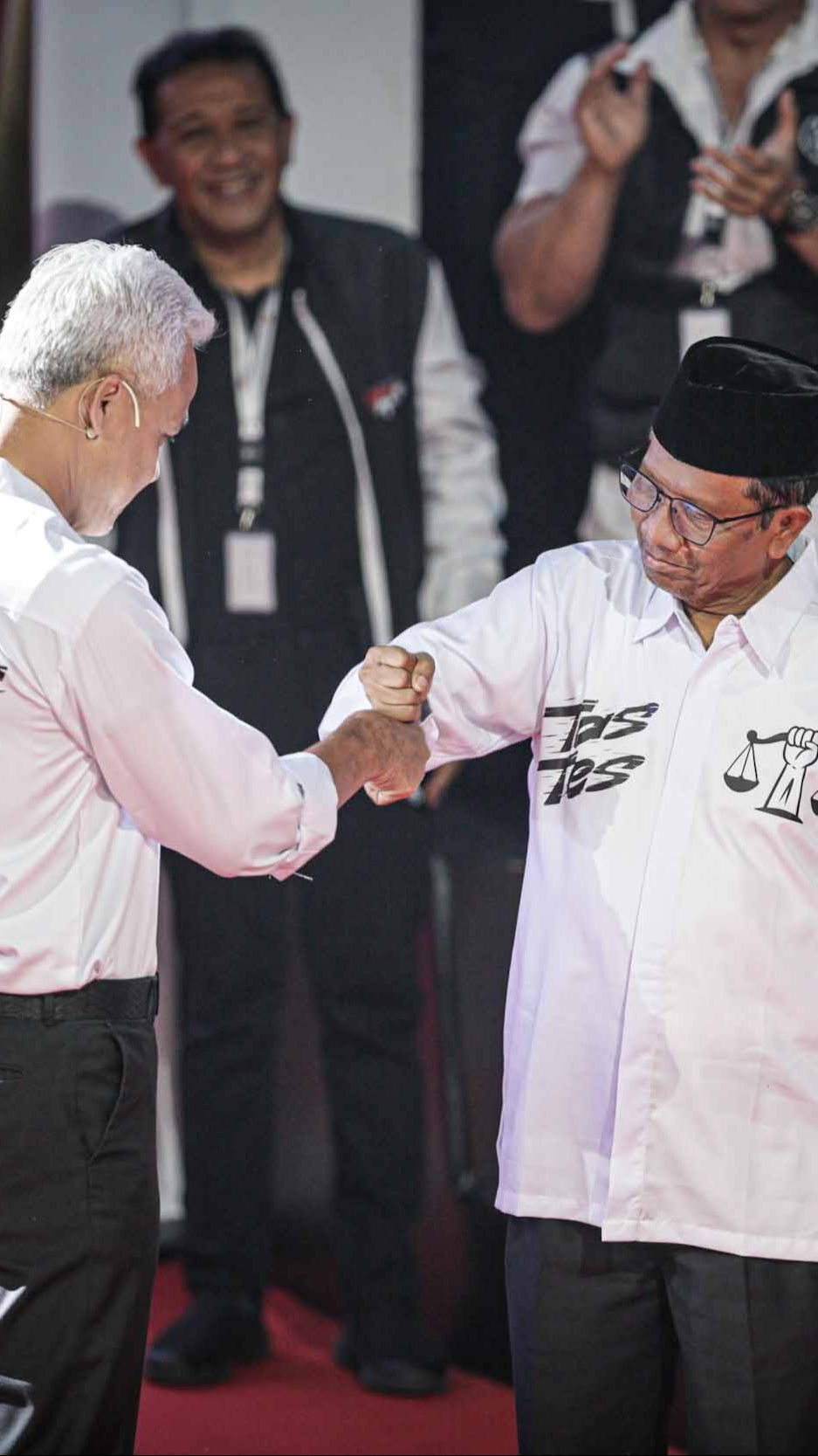 VIDEO: Tos Gaul Ganjar-Mahfud Datang Debat Capres Berkemeja Putih 'Sat Set' & 'Tas Tes'