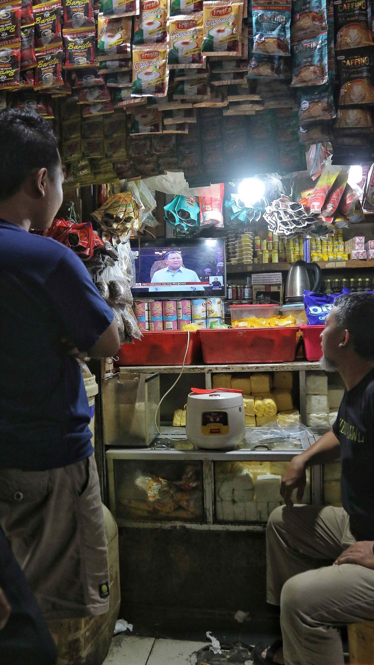 FOTO: Antusiasme Warga Nobar Debat Capres, dari Mal hingga Pasar