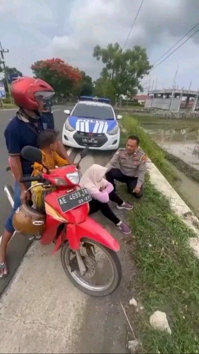 Viral Ibu-Ibu Menangis di Pinggir Jalan Gara-Gara Suami Beli Motor Atas Nama Sendiri