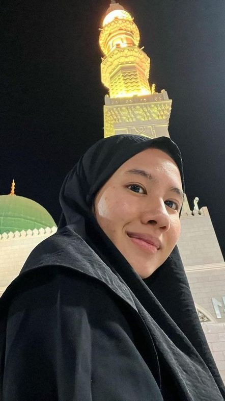 Tampil Memesona dengan Gamis Serba Hitam, Intip Potret Shenina Cinnamon Jalani Ibadah Umrah