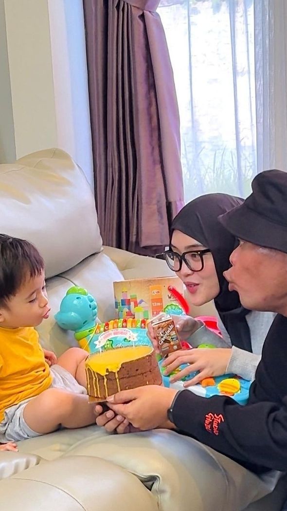 Potret Putri Delina Bermain Bersama Adzam  Setelah Rayakan Ulang Tahun Ke-2, Meski Sebelumnya Mengaku Sulit Untuk Bertemu