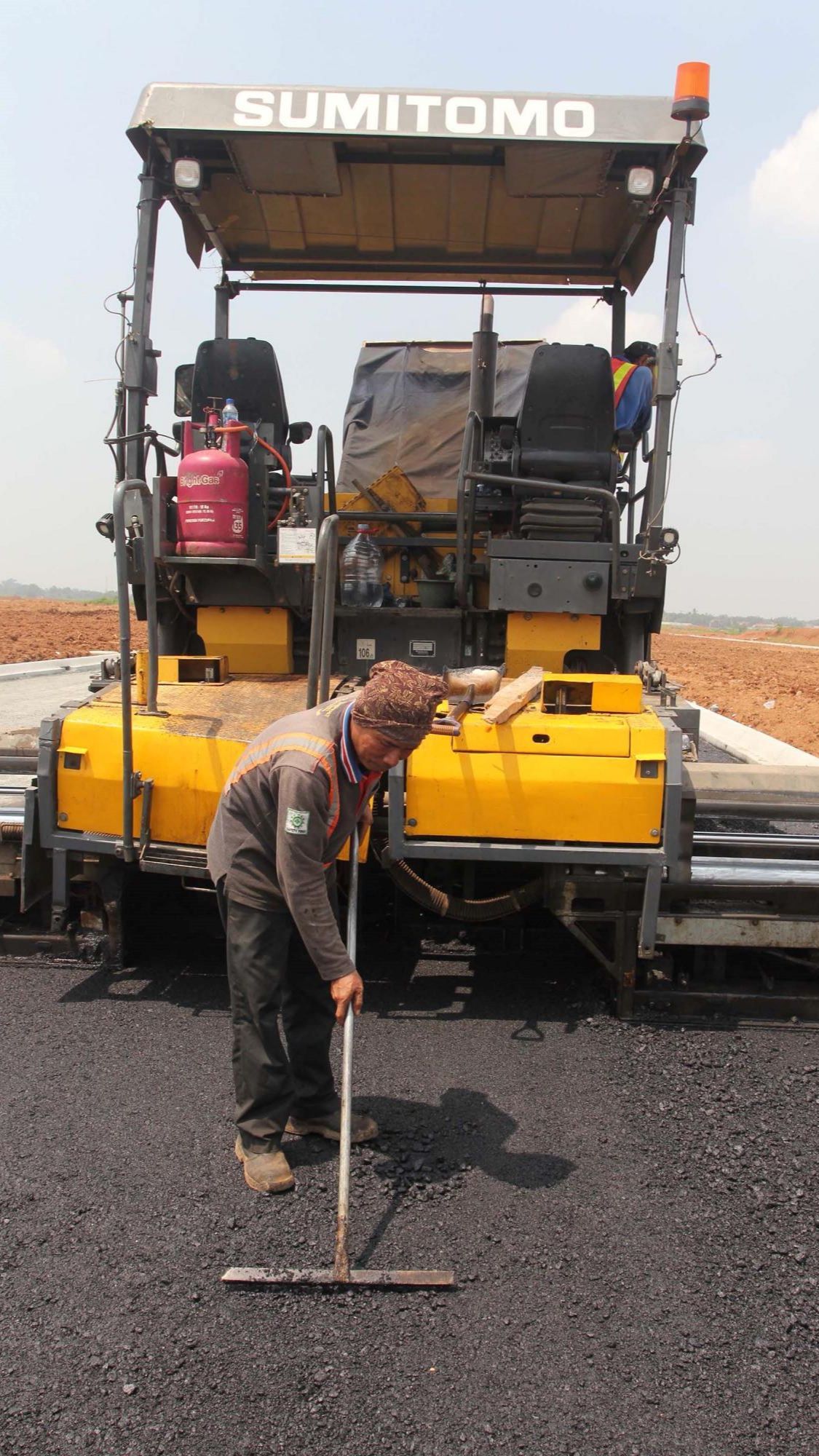 FOTO: Melihat Teknologi Pengaspalan Jalan Menggunakan 410 Ton Aspal Plastik untuk Proyek Jalan Perumahan BSD Serpong