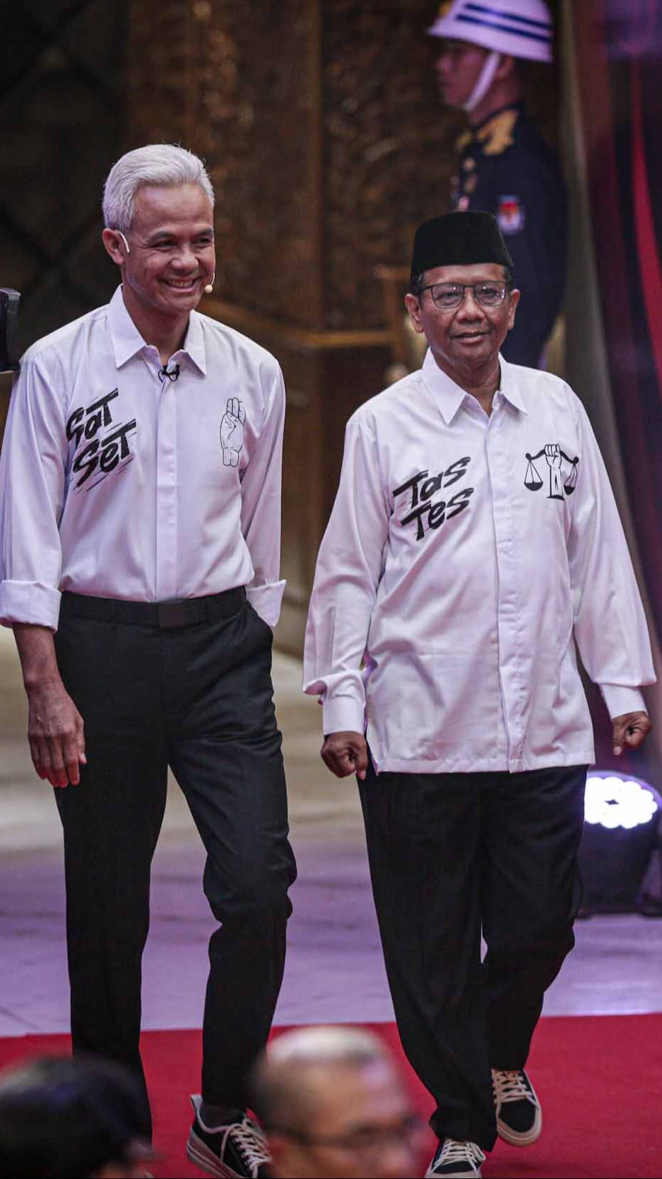 Ganjar-Mahfud Pakai Baju Putih Bertuliskan Sat-Set dan Tas-Tes Saat Debat Capres, Ini Maknanya