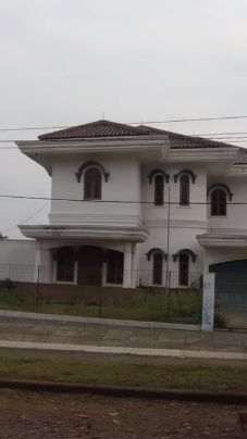 Sangat Disayangkan, Potret Rumah Mewah Milik Eks Bupati Majalengka Terbengkalai Halamannya Luas Banget