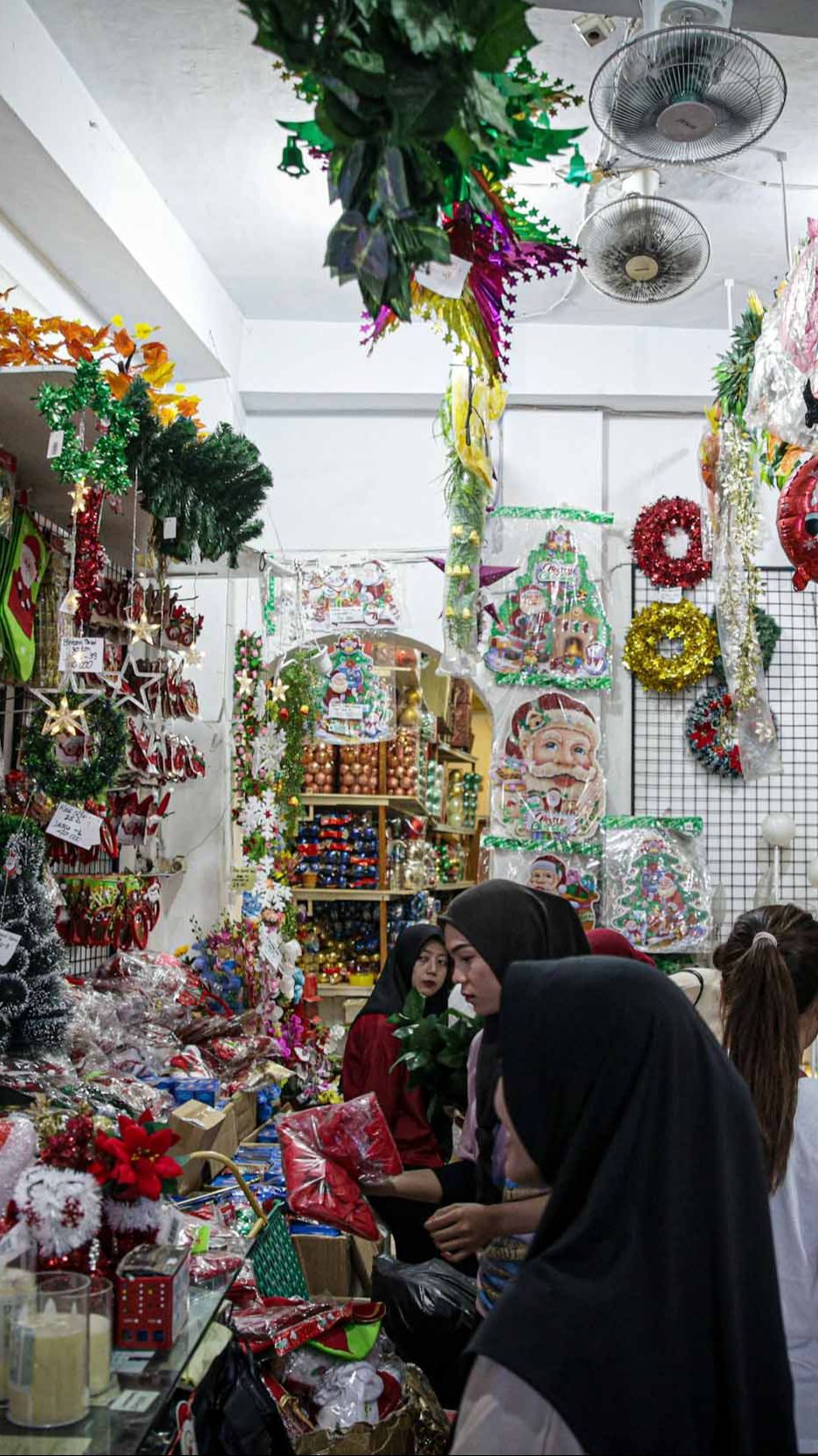 FOTO: Suasana Pasar Asemka yang Mulai Diserbu Para Pemburu Pernak-Pernik Natal