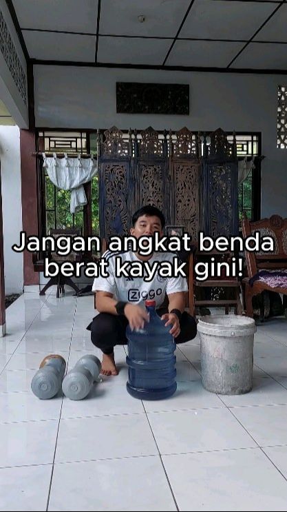 Cara Aman Angkat Benda Berat Agar Tidak Cedera