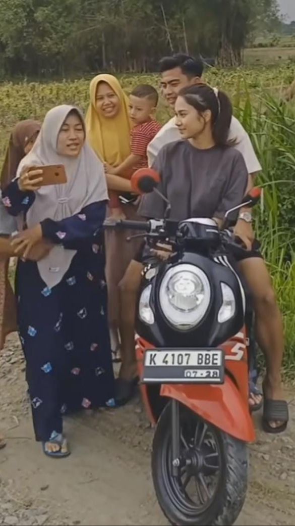 Dijuluki Pasutri Gemas, 10 Potret Pratama Arhan dan Azizah Salsha Diserbu Fans di Pinggir Sawah