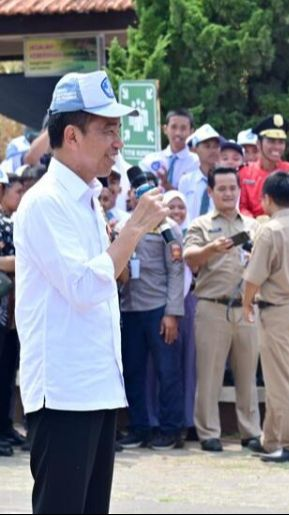 Momen Presiden Jokowi Kepanasan Hingga Pinjam Topi Siswa SMK, Ternyata Mengaku Fans