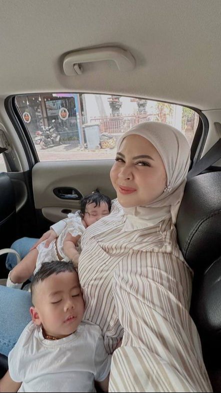 Mahmud Cantik Berhijab dan Stylish Banget, Ini 8 Potret Kesha Ratuliu Momong Dua Anak