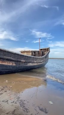 Melihat Isi Dalam Kapal Etnis Rohingya yang jadi Kendaraan ke Indonesia, Gelap & Sampah Berserakan