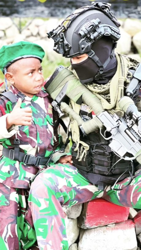 Bocah Papua Sampaikan Pesan yang Mendalam pada Prajurit TNI yang Usai Tugas ‘Terima Kasih Kenangannya’