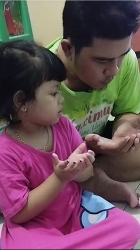 Tak Bisa Beli Kado untuk Ultah Ayahnya, Aksi Anak Beri Hadiah Doa dan Kasih Sayang  Ini Viral